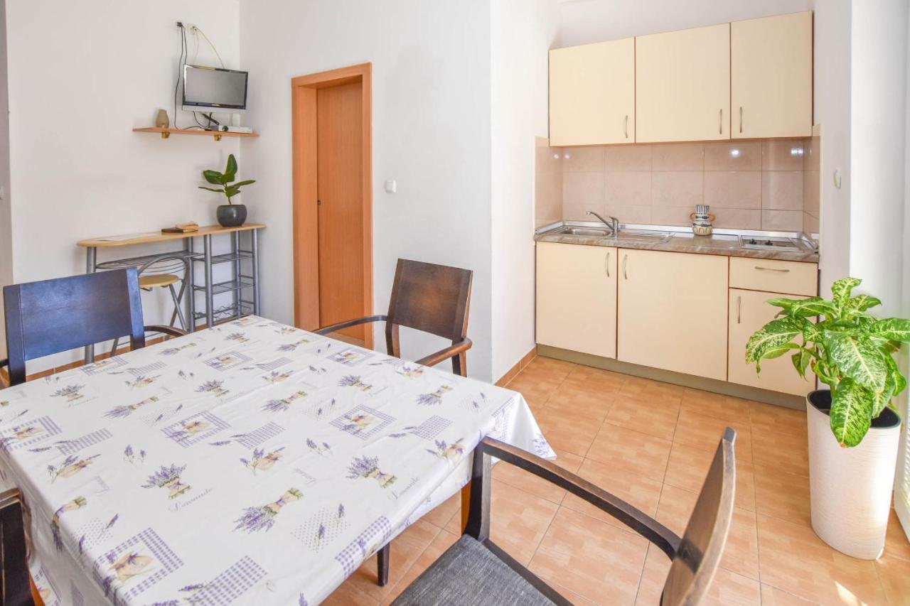 Flora Apartment Pakoštane